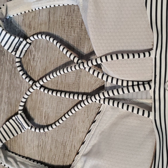 *SOLD* Lululemon Free to Be Hyper Stripe Bra 4 - Picture 5 of 5